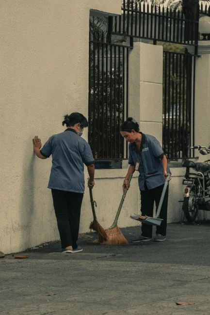 services-01 Dvoje ljudi zajedno podižu kauč dok se sele u novi stan.
